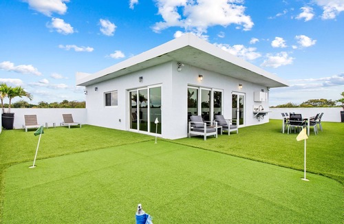 Deerfield Beach Apartment | Unique Retreat - Unit D: Cool 2nd-floor Retreat