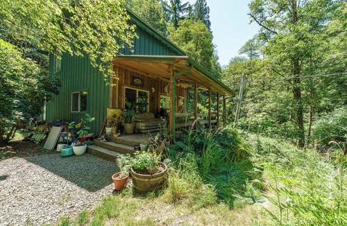 Woodland Cabin | Unique Riverfront Cabin 1 hour north of PDX