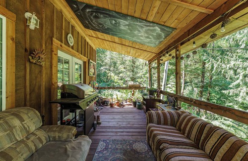 Woodland Cabin | Unique Riverfront Cabin 1 hour north of PDX