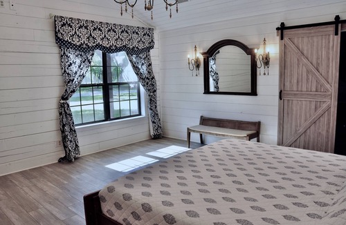 Greenville Other | Unique Rustic Log Home an hour from Dallas