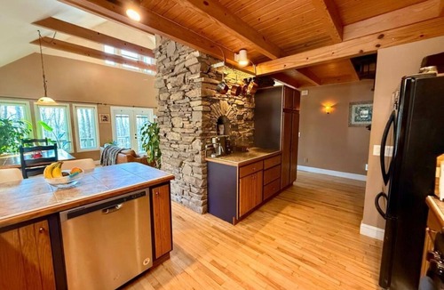 Saluda Ski Chalet | Unique Rustic Mountain Chalet with Hot Tub