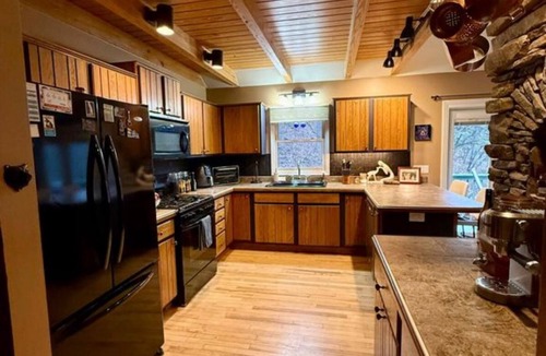 Saluda Ski Chalet | Unique Rustic Mountain Chalet with Hot Tub