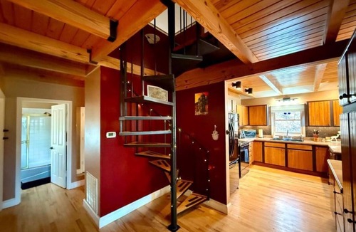 Saluda Ski Chalet | Unique Rustic Mountain Chalet with Hot Tub
