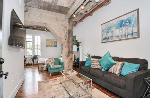 Greater East End Apartment | Unique Sanctuary Historic loft /Downtown Houston