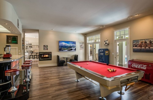 Sandpoint House | Unique Sandpoint house perfect for Lost in The 50s!