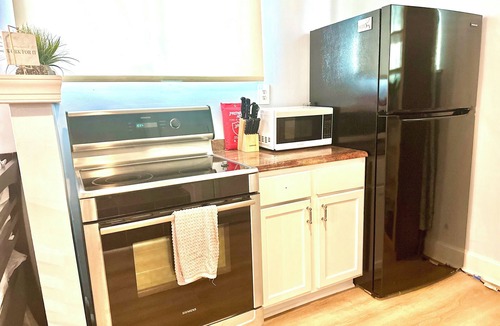Northwest Apartment | Unique Space 10 mins from Beach