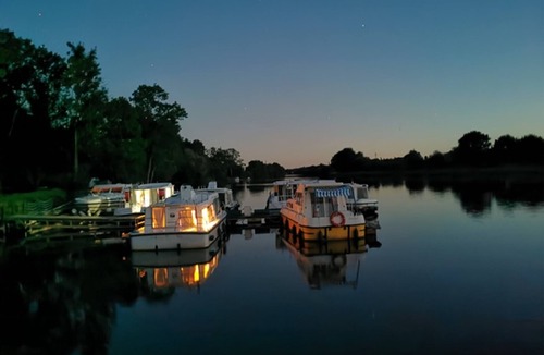 Chenille-Change Apartment | Unique Stay on Boat in Chenillé-Changé