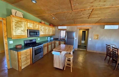 El Paso House | Unique Straw-bale home Amazing Mountain Views/Sunsets 5 min to Hueco Tanks