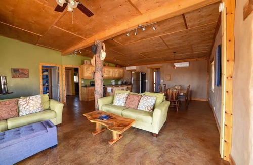 El Paso House | Unique Straw-bale home Amazing Mountain Views/Sunsets 5 min to Hueco Tanks