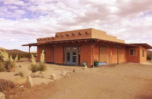 El Paso House | Unique Straw-bale home Amazing Mountain Views/Sunsets 5 min to Hueco Tanks