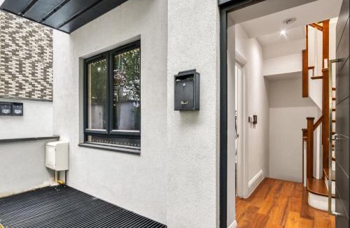 Southfields Apartment | Unique Stylish Duplex 2BR 2BA Balcony