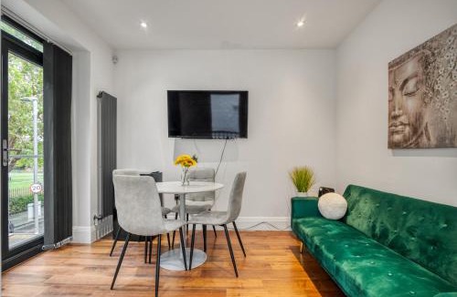 Southfields Apartment | Unique Stylish Duplex 2BR 2BA Balcony