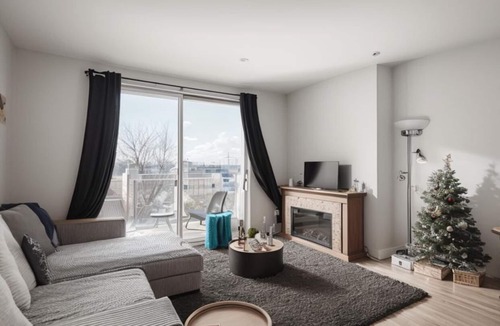 Southwest Berkeley Apartment | Unique sunny flat with balcony