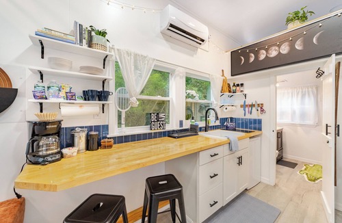 High Springs House | Unique Tiny Home ~ 4min to Springs w/Grill & Firepit