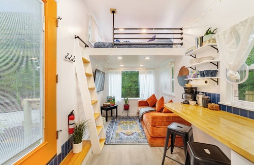 High Springs House | Unique Tiny Home ~ 4min to Springs w/Grill & Firepit