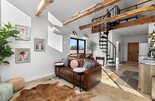 Bourbon House | Unique Tiny Home! Lakefront ~ BBQ Grill ~ Couple's Retreat