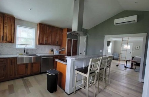 Silver Spring House | Unique Tiny House Studio [With Chickens] Near I-95, FDA, DC, VA