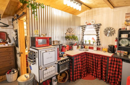 Sweetwater Cottage | Unique Tiny House with Queen Bed, Hot Tub & WIFI in country setting.