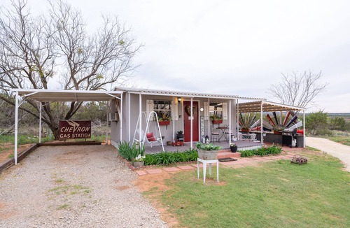 Sweetwater Cottage | Unique Tiny House with Queen Bed, Hot Tub & WIFI in country setting.