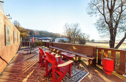 Hartsburg Cabin | Unique train-car stay at the Katy Caboose!