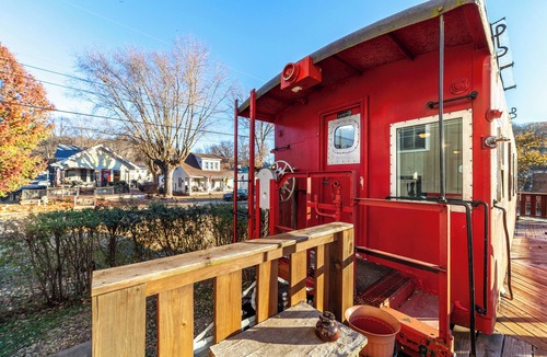 Hartsburg Cabin | Unique train-car stay at the Katy Caboose!
