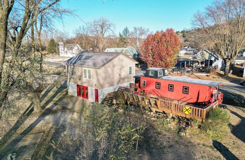 Hartsburg Cabin | Unique train-car stay at the Katy Caboose!