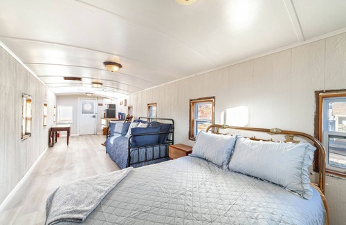 Hartsburg Cabin | Unique train-car stay at the Katy Caboose!