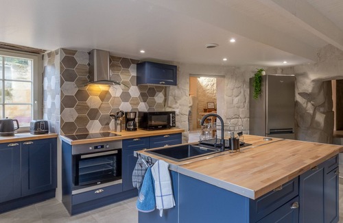 Les Ulmes Cottage | Unique Troglodyte Cottage near Saumur - Jacuzzi, Garden, Games Room