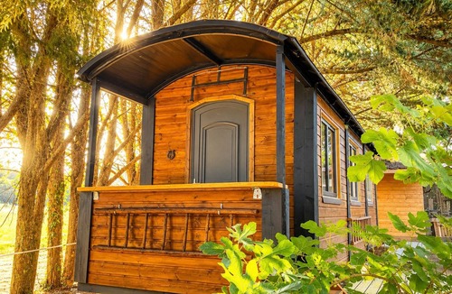 Mignaloux-Beauvoir Cottage | Unique Vacation Rental - Cowboy Caravan + Vintage Bus