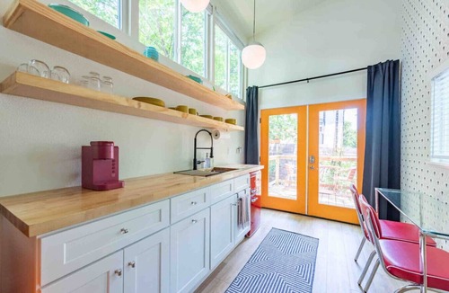 Central East Austin House | Unique Vintage Vibes - Cozy Tiny Home close to UT!