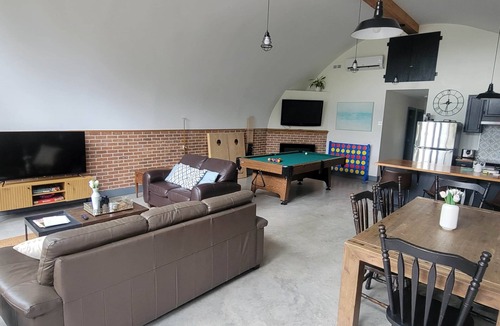 Howe Island House | Unique waterfront house with private beach