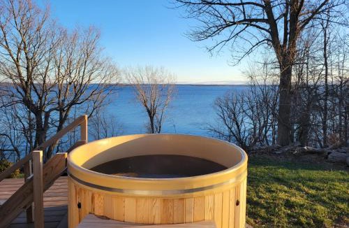 Howe Island House | Unique waterfront house with private beach