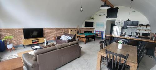 Howe Island House | Unique waterfront house with private beach