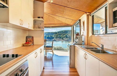 Patonga Cabin | Unique Waterfront Retreat
