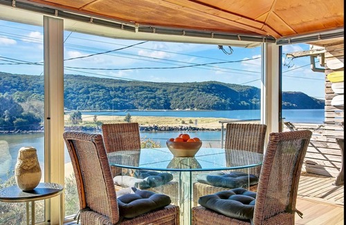 Patonga Cabin | Unique Waterfront Retreat