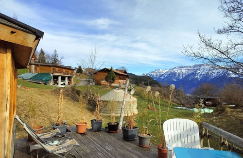 Sundlauenen Ski Chalet | Unique wooden hut with mountain panorama