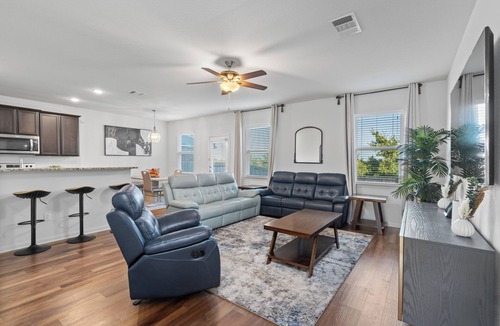 Manor House | Uniquely styled Home 20mins to Austin -COTA -TESLA