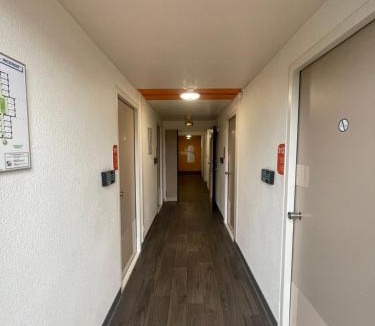 Bollene Hotel | Unisotel Bollène A7 Ex-Hotel F1