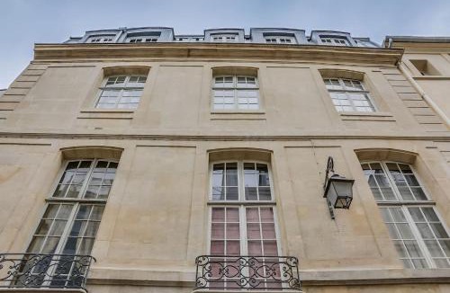 Quartier Sainte-Avoye Apartment | Unit 007 Marais Pompidou (michel le comte)