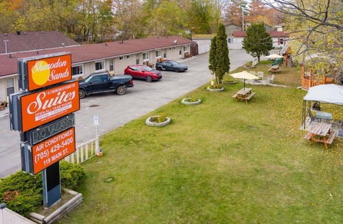 Wasaga Beach Cabin | Unit 1 2BR Beach Suite Walk to Beach (5 Min) BBQ Parking