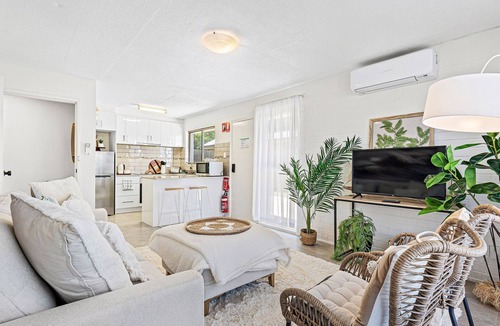 Long Beach Apartment | Unit 1: Coastal Gem in prime location