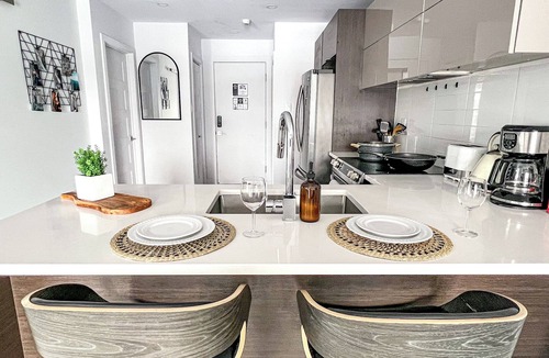 Cote-Des-Neiges—Notre-Dame-De-Grace Apartment | Unit 406 – Charming Beaconsfield Stay