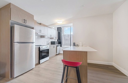 Dean Park Apartment | Unit 6 - Modern Fully Furnished 3 Bedroom Apartment