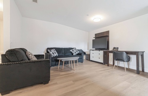 Dean Park Apartment | Unit 8 - Modern Fully Furnished 3 Bedroom Apartment