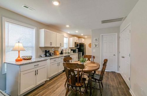 Clarksville Cottage | Unit #A 1010 Franklin St