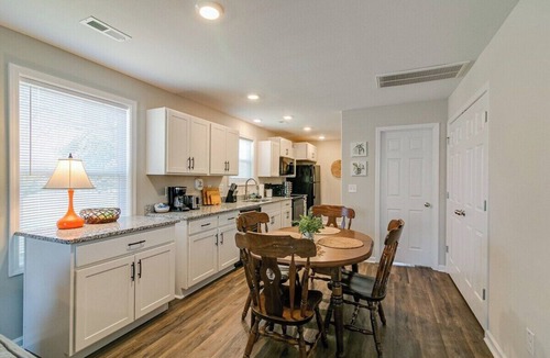 Clarksville Cottage | Unit #A 1010 Franklin St