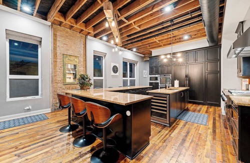 Near West Side House | United Center Compound w/Rooftop, Hot Tub, Sauna