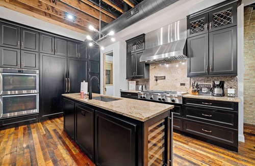 Near West Side House | United Center Compound w/Rooftop, Hot Tub, Sauna