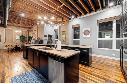 Near West Side House | United Center Compound w/Rooftop, Hot Tub, Sauna
