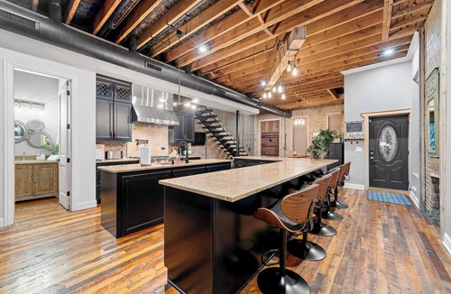 Near West Side House | United Center Compound w/Rooftop, Hot Tub, Sauna